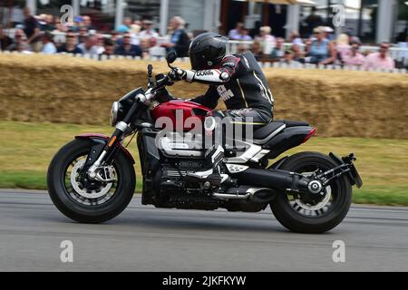 Triumph Rocket 3 GT 221, Rennräder, eine Auswahl an Motorrädern mit traditionellen benzinbetriebenen Superbikes bis hin zu den neuesten innovativen Maschinen Pow Stockfoto