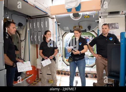 Astronauten und Kosmonauten der Expedition 68, darunter Nicole Mann und Anna Kikina, trainieren für ihre bevorstehende Mission auf der Internationalen Raumstation in einem Modell, das das echte Orbiting-Labor im Johnson Space Center der NASA in Houston, Texas, modelliert. Die NASA-Mission SpaceX Crew-5 soll nicht vor dem 29. September 2022 starten. Foto der NASA über CNP/ABACAPRESS.COM Stockfoto