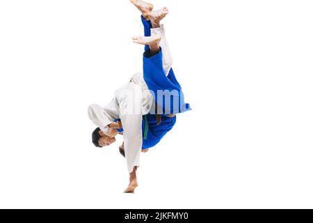 Studio Aufnahme von zwei Männern, professionelle Judo Athleten Training, üben wirft isoliert auf weißem Hintergrund Stockfoto