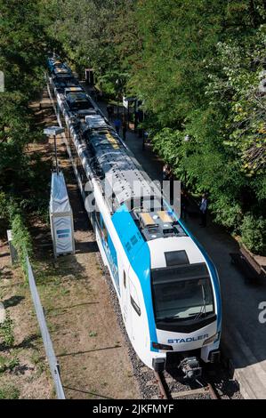 Berlin, Deutschland. 02. August 2022. Im Deutschen Technikmuseum ist ein batterieelektrischer Zug der Firma Stadler zu sehen. Der Zug wurde entwickelt, um Linien elektrisch ohne Oberleitungen betreiben zu können. Quelle: Christophe Gateau/dpa/Alamy Live News Stockfoto