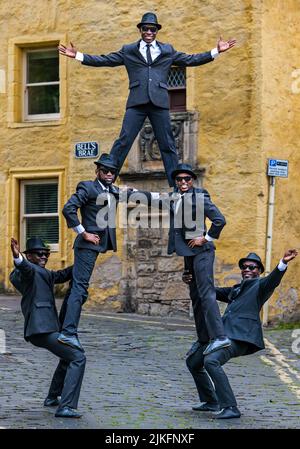Edinburgh, Schottland, Großbritannien, 2.. August 2022. Edinburgh Festival Fringe: Die Black Blues Brothers. Diese Gruppe afrikanischer Akrobaten zeigt ihre akrobatische Pyramide im Dean Village während des Edinburgh Festival Fringe Stockfoto