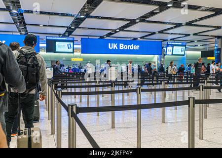 Heathrow , London, Großbritannien 2. August 2022. Passagiere, die an der britischen Grenzkontrolle am Heathrow-Terminal 2 ankommen. Der Flughafen Heathrow hat die Anzahl der Passagierabflüge auf 100.000 pro Tag begrenzt, bis mehr Bodenpersonal eingestellt wird, da der Flughafen immer noch mit einem Mangel an Gepäckabfertigungskräften zu kämpfen hat. amer ghazzal/Alamy Live News Stockfoto