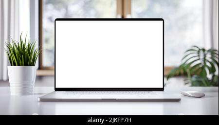 Laptop mit leerem Bildschirm auf dem Tisch im hellen Wohnzimmer - Home Office Hintergrund - 3D Render Stockfoto