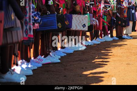 EINE unbequem Spannung zieht die ländlichen Gemeinden in Limpopo in sich, wenn junge Eingeweihte ihren Übergangsritus in den Bergen durchmachen – aber wenn sie es tun Stockfoto