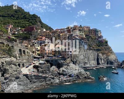 Riomaggiore, ein Dorf und eine Gemeinde in der Provinz La Spezia, liegt in einem kleinen Tal in der Region Ligurien in Italien Stockfoto