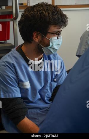 Anästhesiestudenten während der Nachbesprechung nach einer Reanimationsübung in einer kritischen Situation an der medizinischen Fakultät von Nimes. Stockfoto