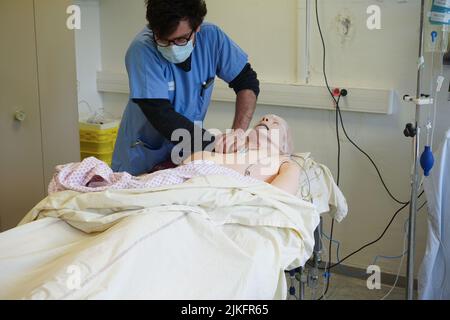 Anästhesiologische Studenten während einer Reanimationsübung in einer kritischen Situation an der medizinischen Fakultät von Nimes. Die Schüler trainieren auf einem Roboter-Dummy SIM man 3 G. Stockfoto