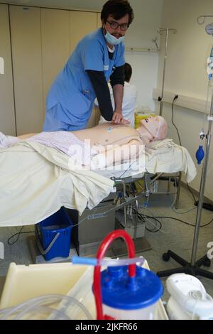 Anästhesiologische Studenten während einer Reanimationsübung in einer kritischen Situation an der medizinischen Fakultät von Nimes. Die Schüler trainieren auf einem Roboter-Dummy SIM man 3 G. Stockfoto