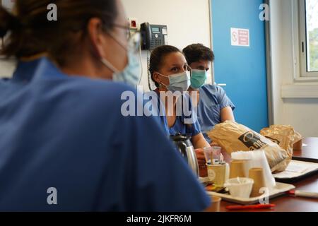 Anästhesiestudenten während der Nachbesprechung nach einer Reanimationsübung in einer kritischen Situation an der medizinischen Fakultät von Nimes. Stockfoto