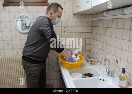 Eine private Krankenschwester führt eine komplette Toilette im Haus eines 86-jährigen Patienten durch. Stockfoto