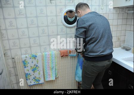 Eine private Krankenschwester führt eine komplette Toilette im Haus eines 86-jährigen Patienten durch. Stockfoto