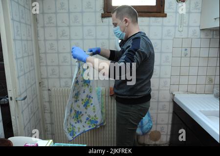 Eine private Krankenschwester führt eine komplette Toilette im Haus eines 86-jährigen Patienten durch. Stockfoto