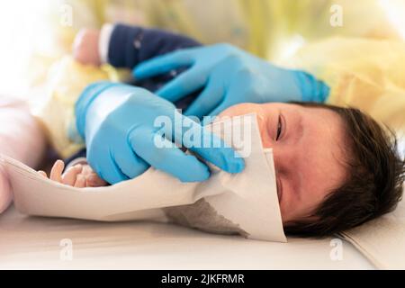 Bronchiolitis-Epidemie auf Kinderstationen eines Krankenhauses. Stockfoto