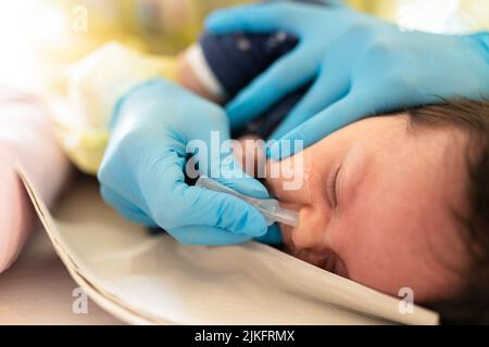 Bronchiolitis-Epidemie auf Kinderstationen eines Krankenhauses. Stockfoto