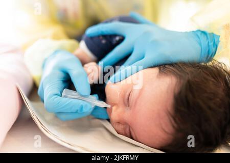 Bronchiolitis-Epidemie auf Kinderstationen eines Krankenhauses. Stockfoto