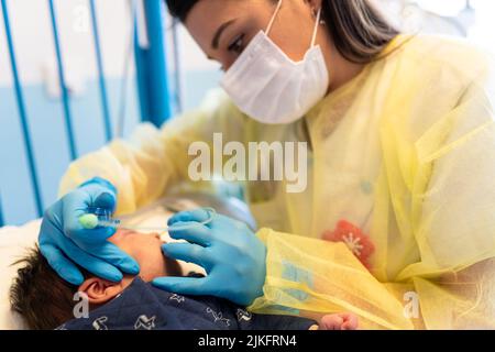 Bronchiolitis-Epidemie auf Kinderstationen eines Krankenhauses. Stockfoto