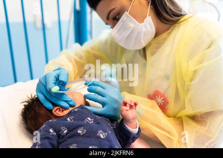 Bronchiolitis-Epidemie auf Kinderstationen eines Krankenhauses. Stockfoto