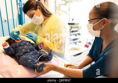 Bronchiolitis-Epidemie auf Kinderstationen eines Krankenhauses. Stockfoto