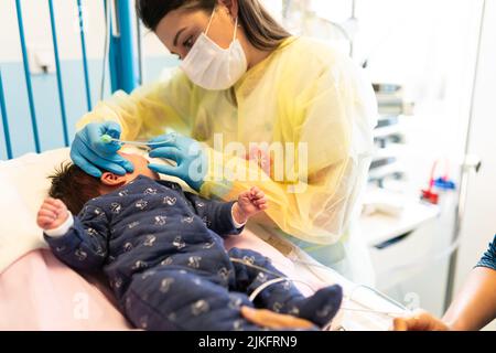 Bronchiolitis-Epidemie auf Kinderstationen eines Krankenhauses. Stockfoto