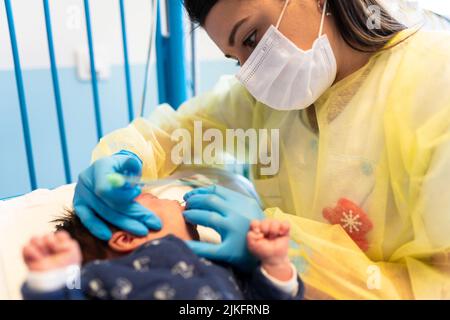 Bronchiolitis-Epidemie auf Kinderstationen eines Krankenhauses. Stockfoto