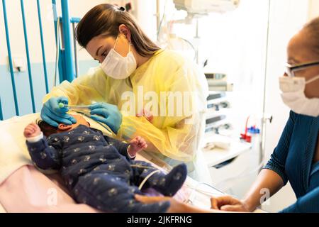 Bronchiolitis-Epidemie auf Kinderstationen eines Krankenhauses. Stockfoto