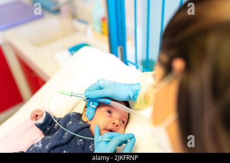 Bronchiolitis-Epidemie auf Kinderstationen eines Krankenhauses. Stockfoto