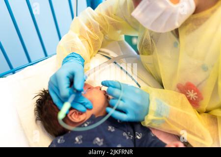 Bronchiolitis-Epidemie auf Kinderstationen eines Krankenhauses. Stockfoto