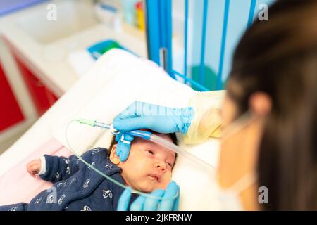 Bronchiolitis-Epidemie auf Kinderstationen eines Krankenhauses. Stockfoto