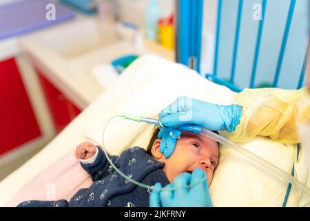 Bronchiolitis-Epidemie auf Kinderstationen eines Krankenhauses. Stockfoto