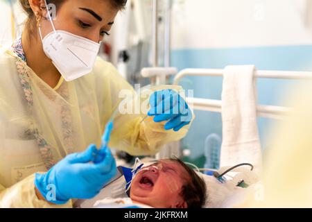 Bronchiolitis-Epidemie in einer pädiatrischen Krankenstation. Stockfoto