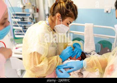 Bronchiolitis-Epidemie in einer pädiatrischen Krankenstation. Stockfoto