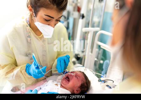 Bronchiolitis-Epidemie in einer pädiatrischen Krankenstation. Stockfoto