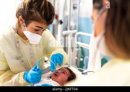 Bronchiolitis-Epidemie in einer pädiatrischen Krankenstation. Stockfoto