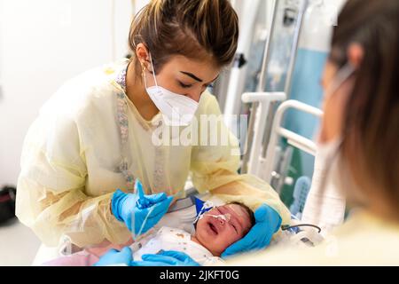 Bronchiolitis-Epidemie in einer pädiatrischen Krankenstation. Stockfoto