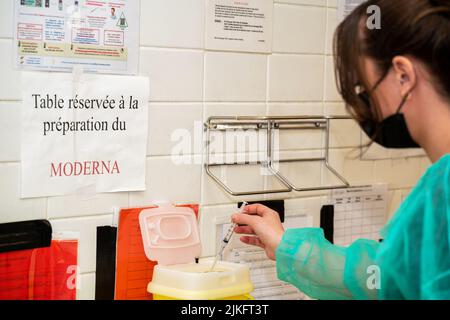 Covid 19-Impfstoff für Senioren in einem Impfzentrum in Frankreich. Stockfoto
