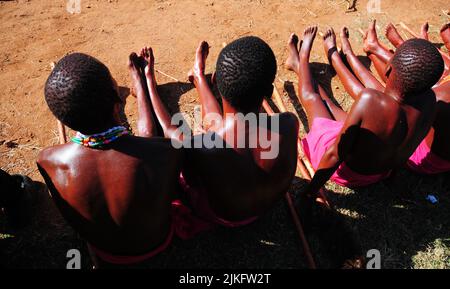 EINE unbequem Spannung zieht die ländlichen Gemeinden in Limpopo in sich, wenn junge Eingeweihte ihren Übergangsritus in den Bergen durchmachen – aber wenn sie es tun Stockfoto