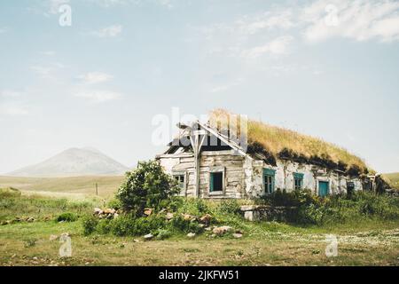 Altes traditionelles Haus in Tambovka Dorf altes Haus am Paravani See. Georgia Sightseeing versteckte Juwelen Stockfoto