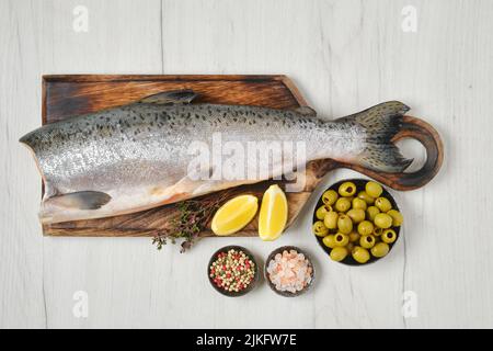 Kopflose, frisch gelbschwanzige Lacedra auf Holzschneidebrett, Draufsicht Stockfoto