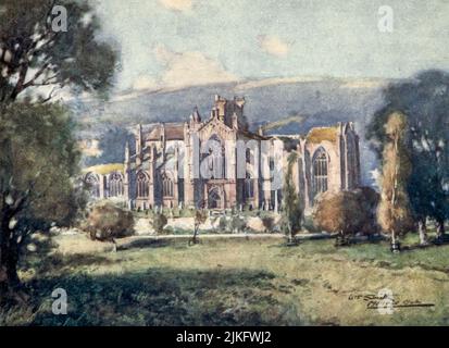 Die Abtei, Melrose gemalt von William Smith, jr., aus dem Buch ' Abbotsford, ' von W. S. Crockett Erscheinungsdatum 1905 Herausgeber/Verlag London Adam and Charles Black Abbotsford ist ein historisches Landhaus an den schottischen Grenzen, in der Nähe von Galashiels, am Südufer des Flusses Tweed. Heute für die Öffentlichkeit zugänglich, wurde es zwischen 1817 und 1825 als Residenz des historischen Romanciers und Dichters Sir Walter Scott erbaut. Es ist ein denkmalgeschütztes Gebäude der Kategorie A, und das Anwesen ist im Inventar der Gärten und gestalteten Landschaften in Schottland aufgeführt Stockfoto