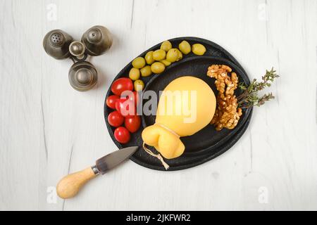 Blick von oben auf den gezogenen Scamorzza-Käse auf einem Teller Stockfoto