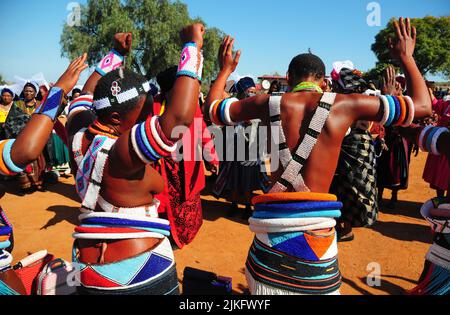 EINE unbequem Spannung zieht die ländlichen Gemeinden in Limpopo in sich, wenn junge Eingeweihte ihren Übergangsritus in den Bergen durchmachen – aber wenn sie es tun Stockfoto