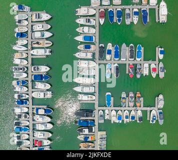 Luftaufnahme von Booten in Slips in Mill Creek Marina Stockfoto