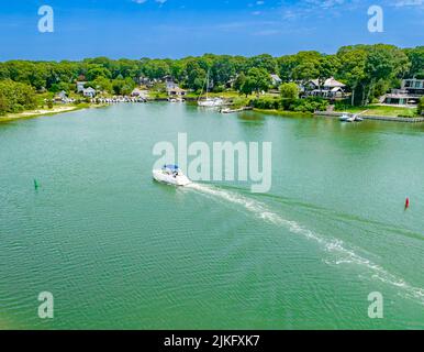 Luftaufnahme des Vergnügungsbootes, das von einem Tag auf dem Wasser zurückkehrt Stockfoto