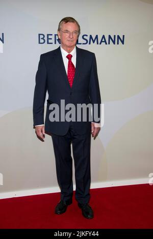 ARCHIVFOTO: Gunter THIELEN feiert seinen 80.. Geburtstag am 4.. August 2022 feierte Gunther THIELEN, Aufsichtsratsvorsitzender der Bertelsmann AG, Red Carpet, Red Carpet Show, Bertelsmann Party 2012 der Bertelsmann AG in Berlin, Deutschland am 09/27/2012. ? Stockfoto