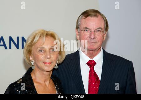 ARCHIVFOTO: Gunter THIELEN feiert seinen 80.. Geburtstag am 4.. August 2022 feierte Gunther THIELEN, Aufsichtsratsvorsitzender der Bertelsmann AG, mit seiner Frau Ulla, Red Carpet, Red Carpet Show, Bertelsmann Party 2012 der Bertelsmann AG in Berlin, Deutschland am 09/27/2012. ? Stockfoto