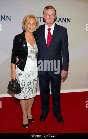 ARCHIVFOTO: Gunter THIELEN feiert seinen 80.. Geburtstag am 4.. August 2022 feierte Gunther THIELEN, Aufsichtsratsvorsitzender der Bertelsmann AG, mit seiner Frau Ulla, Red Carpet, Red Carpet Show, Bertelsmann Party 2012 der Bertelsmann AG in Berlin, Deutschland am 09/27/2012. ? Stockfoto