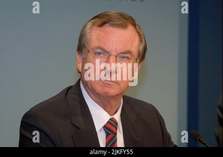 ARCHIVFOTO: Gunter THIELEN feiert am 4. August 2022 seinen 80.. Geburtstag 08SN THIELEN250303WI.jpg Dr. Gunter THIELEN, Deutschland, Manager, Vorstandsvorsitzender der Bertelsmann AG, 25. März 2003. ?Sven Simon Fotoagentur GmbH & Co. Pressefoto KG#Prinzessin-Luise-Straße 41#45479 Mülheim/R uhr #Tel 0208/9413250#Fax. 0208/9413260#-Konto. 4030 025 100 GLSB Bank BLZ 430 609 67# www. Stockfoto