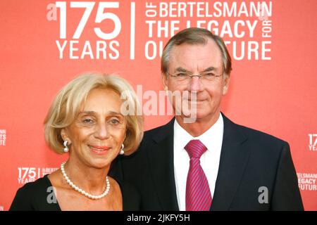 ARCHIVFOTO: Gunter THIELEN feiert 80.. Geburtstag am 4. August 2022 feierte Gunter THIELEN, Vorsitzender des Aufsichtsrats der Bertelsmann AG, mit seiner Frau Ulla am 16. September 2010 im Konzertsaal am Berliner Gendarmenmarkt 175 Jahre Bertelsmann. ?Sven Simon Fotoagentur GmbH & Co. Pressefoto KG#Prinzessin-Luise-Straße 41#45479 Mülheim/R uhr #Tel 0208/9413250#Fax. 0208/9413260#-Konto. 4030 025 100 GLSB Bank BLZ 430 609 67# www. Stockfoto