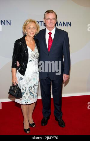 ARCHIVFOTO: Gunter THIELEN feiert seinen 80.. Geburtstag am 4.. August 2022 feierte Gunther THIELEN, Aufsichtsratsvorsitzender der Bertelsmann AG, mit seiner Frau Ulla, Red Carpet, Red Carpet Show, Bertelsmann Party 2012 der Bertelsmann AG in Berlin, Deutschland am 09/27/2012. ? Stockfoto