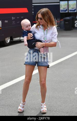 ARCHIVFOTO: Geri HALLIWELL wird 50 am 6. August 2022 geht Geri HALLIWELL (Ex Spice Girl, Ehefrau von Christian HORNER) mit einem Baby, Kind in den Armen, durch das Fahrerlager. Formel 1: Österreichischer GP, Red Bull Ring, Zeltweg, Spielberg, Saison 2017, Auf 09.07.2017. ? Stockfoto